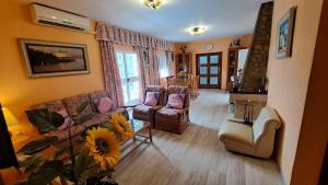 salon z kanapą, krzesłami i stołem w obiekcie Sevilla, Casa Rural Villa Amalia w mieście Alcalá de Guadaira