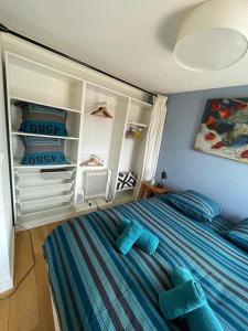 Schlafzimmer mit einem Bett mit blauer Bettwäsche in der Unterkunft Superbe T2, Climatisation, vue Fourvière in Lyon