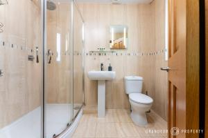 a bathroom with a toilet and a sink and a shower at Bracken Bliss by Grandeur Property in Ferndown +22 photos