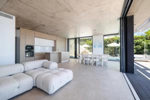 un soggiorno con un divano bianco e una cucina di Villa Neuve, proche Monaco a Roquebrune-Cap-Martin