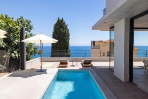 una piscina con vista sull'oceano di Villa Neuve, proche Monaco a Roquebrune-Cap-Martin