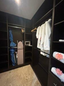 Kuchyň nebo kuchyňský kout v ubytování Apartamento de Lujo en Playa Jacó, Frente al Mar, Wifi, AC, Parqueo Privado y Piscinas
