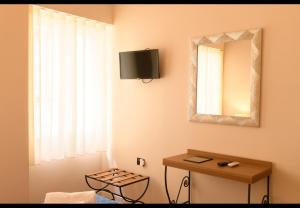 Televisyen dan/atau pusat hiburan di Gli Scacchi Apartments-Queen-Centro Storico Pizzo
