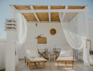 ein Zimmer mit Stühlen und einer Holzdecke in der Unterkunft Dimora Perla in Noci