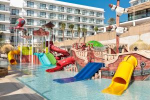 Bazén v ubytování Hotel Best Triton nebo v jeho okolí