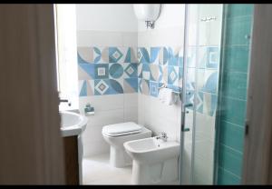 Bilik mandi di Gli Scacchi Apartments-Queen-Centro Storico Pizzo +14 gambar