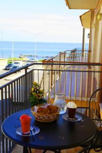 una mesa con un plato de comida en el balcón en Casa A Riba U Mari, en Riposto