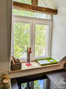 a window on a counter in a tiny house at Le Spacieux - Vue Loire - Queen Size - Free Parking in Orléans
