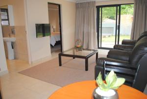 Johannesburg的住宿－莫里斯6號旅館，客厅配有沙发和桌子