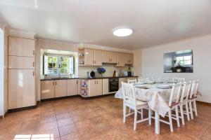 a kitchen with a table and chairs in a room at Casa de Valente - Camariñas in Camariñas