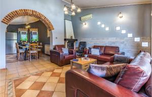 メドゥリンにあるHoliday Home Biskupija Bb Crのリビングルーム(革製家具付)、ダイニングルーム