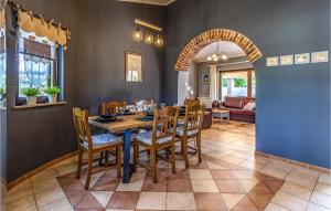 メドゥリンにあるHoliday Home Biskupija Bb Crのテーブルと椅子のあるダイニングルーム