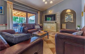 メドゥリンにあるHoliday Home Biskupija Bb Crのリビングルーム(革製家具、テレビ付)