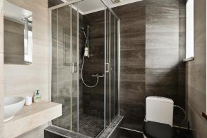 Modern Studio-apartment in the centre في ريغا: حمام مع دش ومرحاض ومغسلة +13 صورة