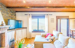 A seating area at 3 Bedroom Amazing Home In El Gastor
