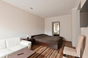 Modern Studio-apartment in the centre في ريغا: غرفة معيشة بها أريكة وسرير