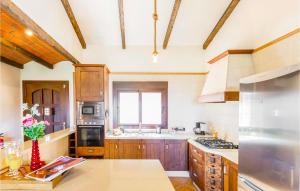 A kitchen or kitchenette at 3 Bedroom Amazing Home In El Gastor