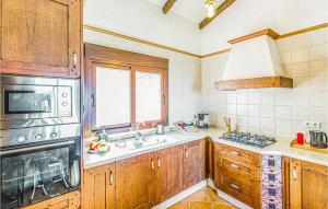 A kitchen or kitchenette at 3 Bedroom Amazing Home In El Gastor