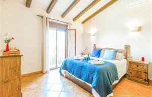 A bed or beds in a room at 3 Bedroom Amazing Home In El Gastor