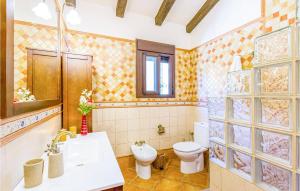 A bathroom at 3 Bedroom Amazing Home In El Gastor