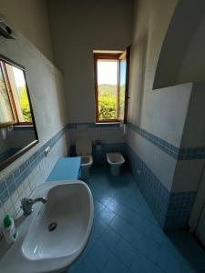 une salle de bain avec un lavabo et des toilettes dans l'établissement Casa Ennio a Le Grotte - Relax totale tra mare e campagna, à Portoferraio