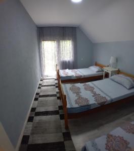 Postel nebo postele na pokoji v ubytování Apartmani Romansa Perucac