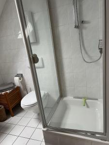 Bilik mandi di Gemütliche helle Dach-Wohnung in Frankfurt +9 gambar