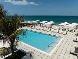 Element Melbourne Oceanfront内部或周边的泳池