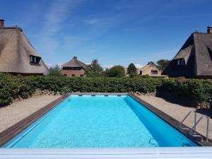 文尼斯塔特Kliffblick am Watt的房子前面的游泳池