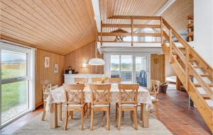クリムトラにあるHoliday Home Klitstien Thisted Ivのダイニングルーム(テーブル、椅子、階段付)
