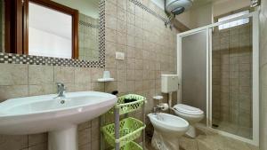 A bathroom at Appartamento LUNGOLAGO by Salento Affitti