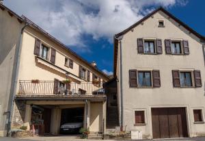 Les HermauxにあるBon aubrac pour 12 personnesの建物の前に車が駐車されている