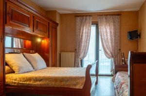 Les HermauxにあるBon aubrac pour 12 personnesのベッドと大きな窓のある寝室 +50枚の写真