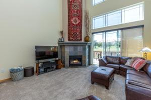 a living room with a couch and a fireplace at Spacious 4BR Private HOT TUB Eagle Crest Resort on Golf Course in Redmond