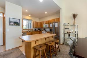 a kitchen with a counter and a refrigerator at Spacious 4BR Private HOT TUB Eagle Crest Resort on Golf Course in Redmond +29 photos