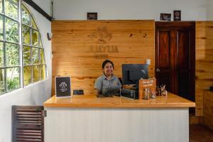 un hombre sentado en un mostrador con una computadora en Hotel Juayua, en Juayúa 56 fotos más