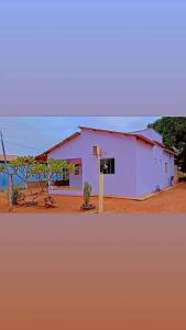 ノブレスにあるCasa flôr de lavandaの前に木がある白い建物