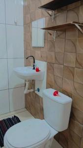 ノブレスにあるCasa flôr de lavandaの白いトイレと洗面台のあるバスルーム