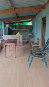 ノブレスにあるCasa flôr de lavandaの椅子、テーブル、テーブル、椅子が備わる客室です。