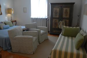 salon z kanapą i krzesłem w obiekcie Casa Fracasso w Weronie