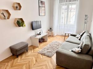 TV a/nebo společenská místnost v ubytování Viaduct View Apartment