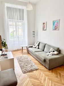 Posezení v ubytování Viaduct View Apartment