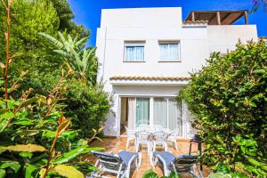 Vonkajšia záhrada v ubytovaní LITORAL COSTA DORADA - LAS CUMBRES Only families