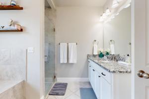 A bathroom at Escape to Tranquility Még 20 kép