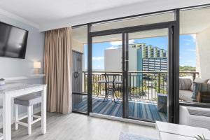 een kamer met balkon met uitzicht op een appartement bij New Oceanview Suite - Caravelle 504 in Myrtle Beach