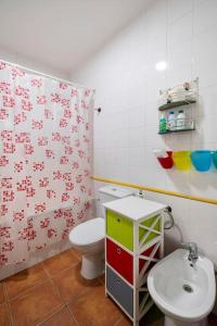 un baño con inodoro y lavabo en Villa Los Balcones, en Torrevieja