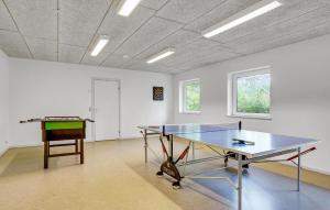 Stolní tenis v ubytování Lovely Home In Vestervig With Kitchen nebo okolí