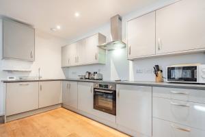 Køkken eller tekøkken på Modern, City living Apartments- Private parking + 2 billeder