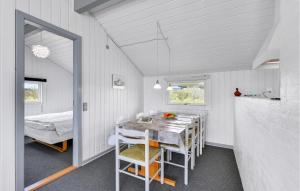una sala da pranzo con tavolo e letto di Holiday Home Frans Julius Vej Ringkøbing X a Klegod