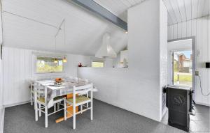 una sala da pranzo bianca con tavolo e sedie bianchi di Holiday Home Frans Julius Vej Ringkøbing X a Klegod